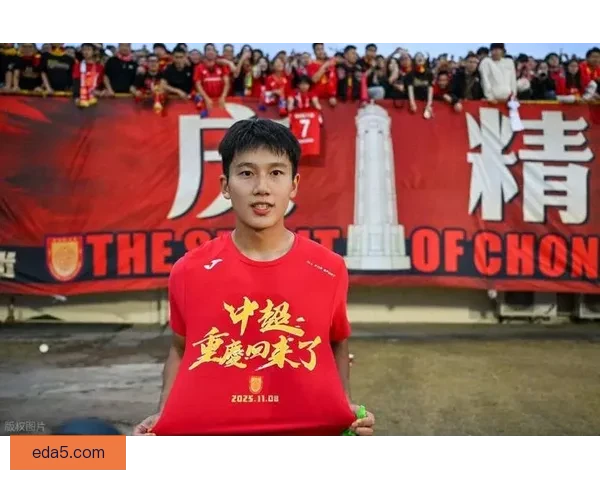 向余望备战津门虎训练回馈球迷